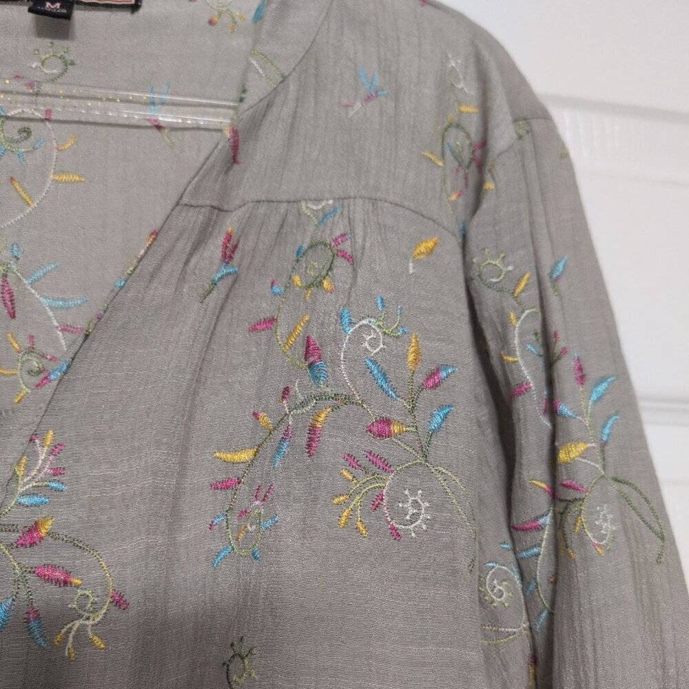 Olive Hill Embroidered Floral Shirt Womens Size Medium Green Roll Tab Sleeves - Picture 3 of 10